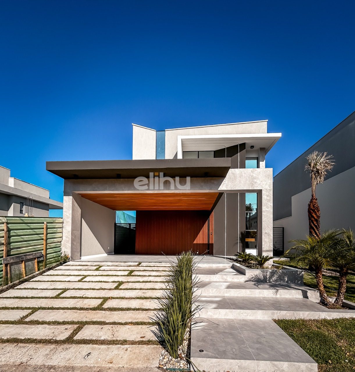 Casa em condomínio com 3 suítes e 220m² de área construída