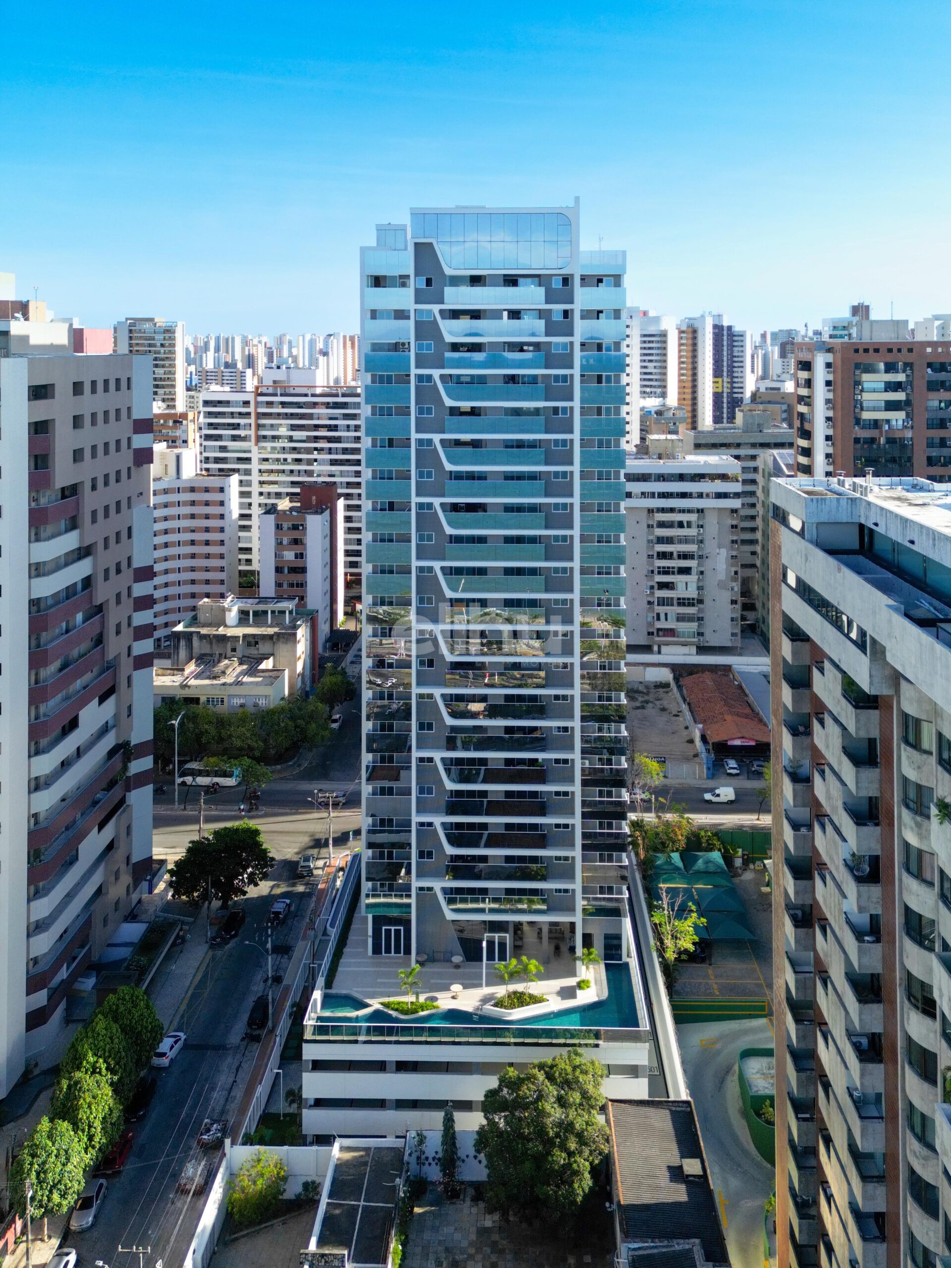 Apartamento com 97m² ao lado da Beira Mar no ed. Sabatini