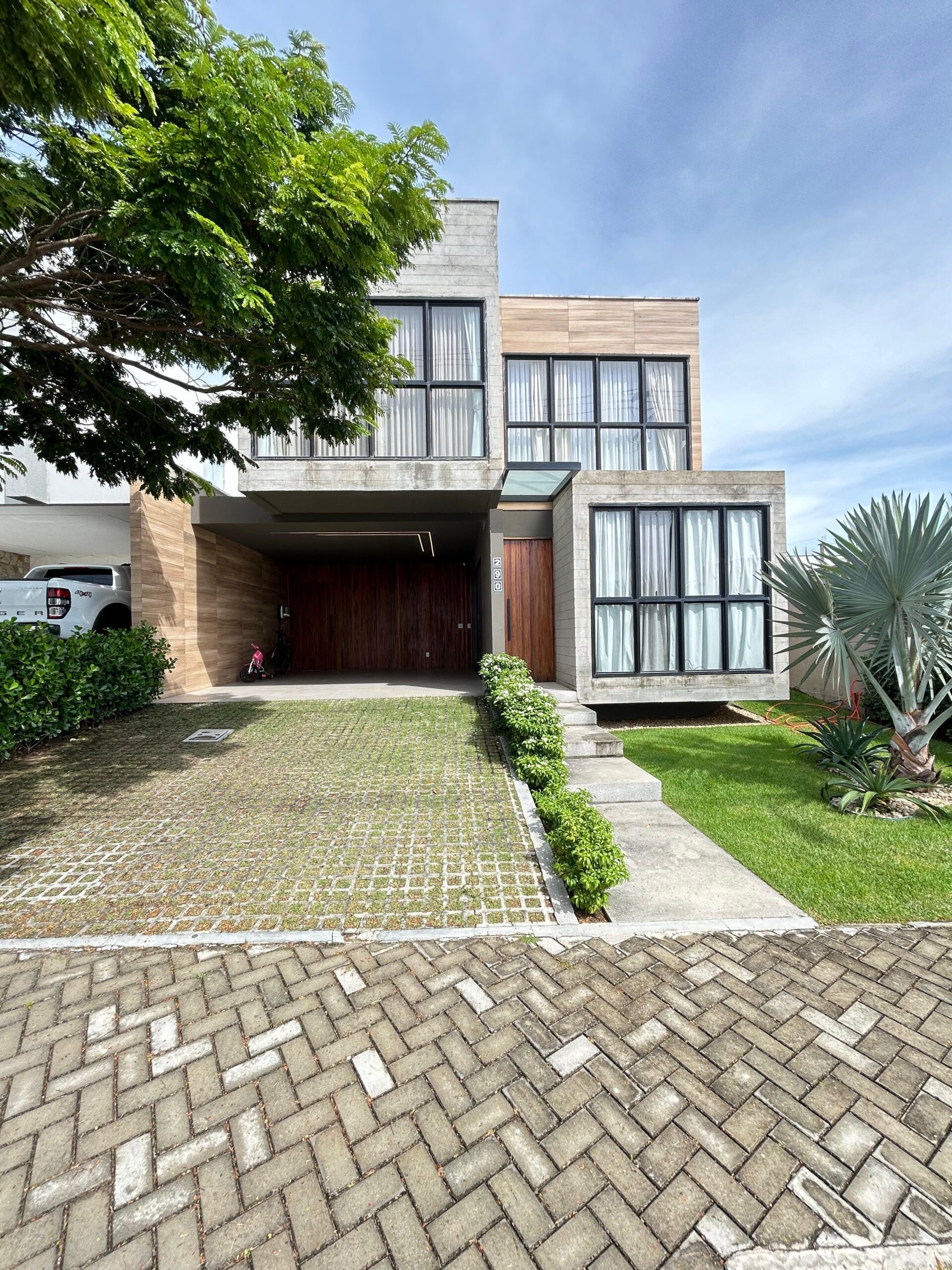 Casa de 257m² duplex à venda na Cidade Alpha