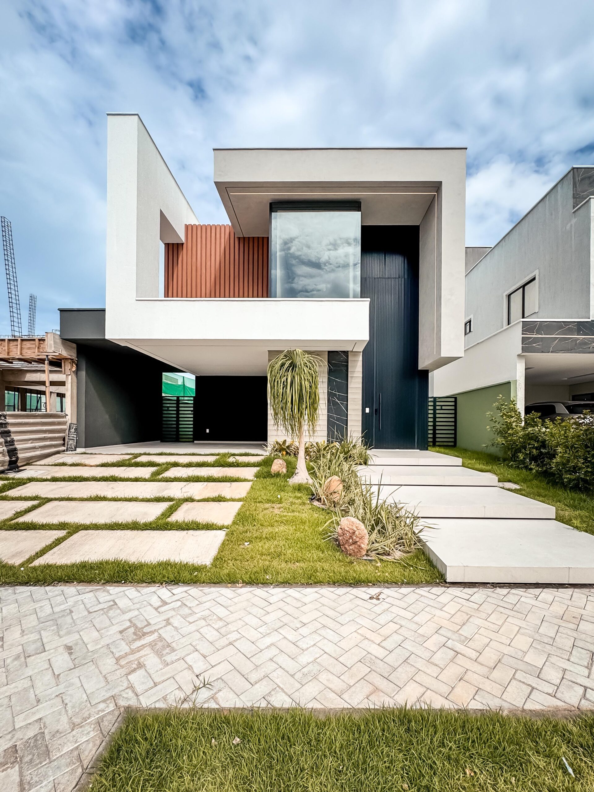 Casa com arquitetura moderna no Terras Alphaville