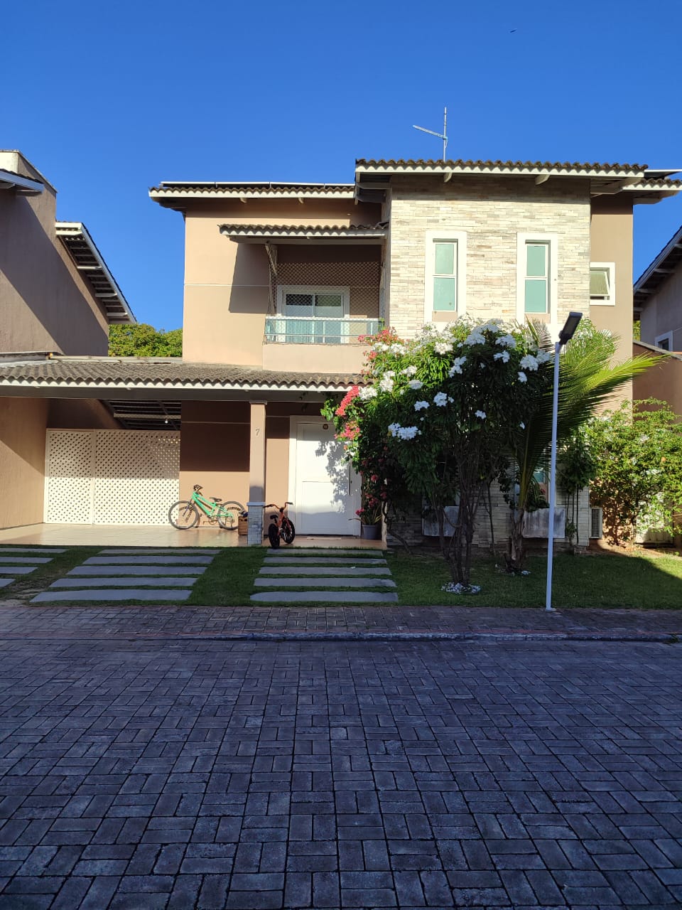 Casa duplex à venda em condomínio fechado