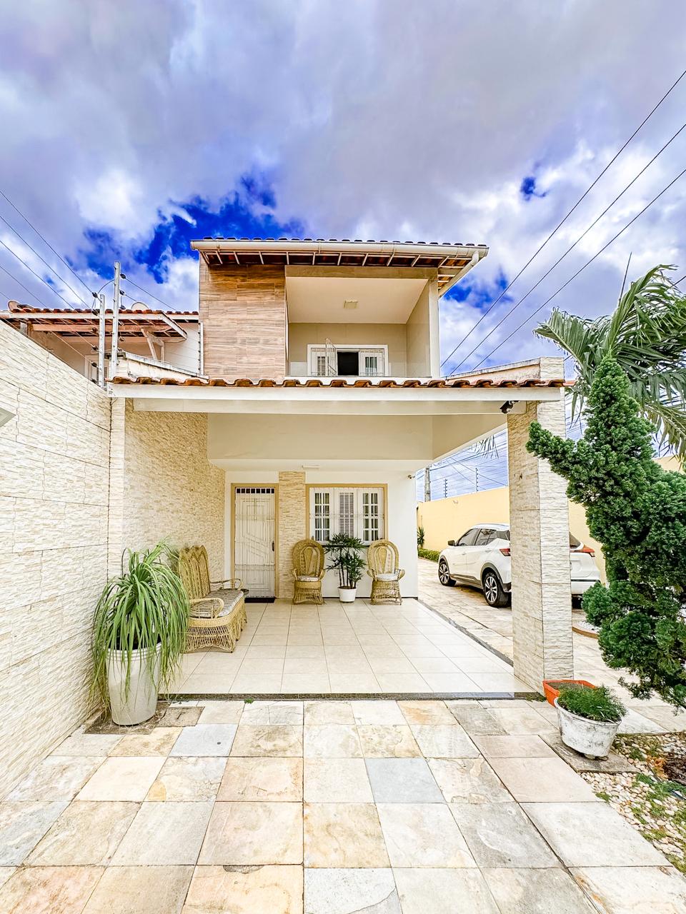 Casa com 141m² em terreno de 212,80m² à venda em excelente localização na Maraponga.